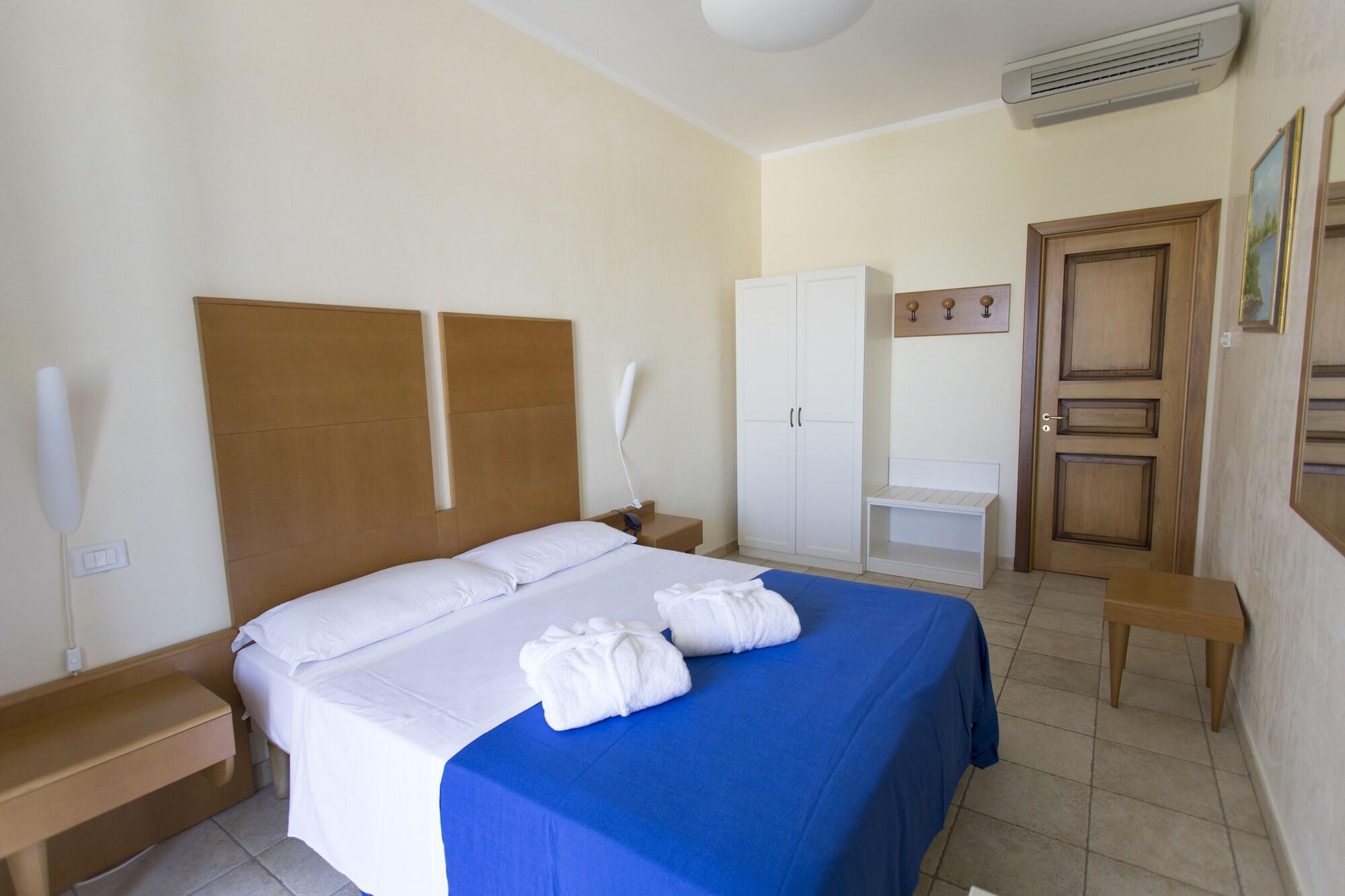 Hotel Resort Portoselvaggio Sant Isidoro  Extérieur photo